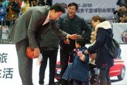 冬日里的温暖邂逅：桑兰携子观战CBA，王治郅赛场送问候