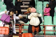 铁帅柔情泪目瞬间：辽宁输球夜，郭士强紧牵爱妻怀抱萌女黯然离场
