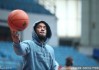 镜头下的篮球盛夏：布朗的专注与CBA众将的训练交响曲