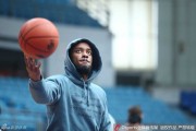 镜头下的篮球盛夏：布朗的专注与CBA众将的训练交响曲