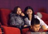 山东男篮太太团助阵，丁彦雨航女友与睢冉妻子看台斗艳