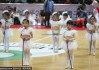 冬日里的暖萌旋风：八一主场篮球宝贝上演可爱拐棍舞