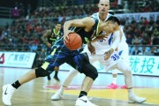 易建联超级两双统治赛场，广东客场惊魂三分险胜青岛