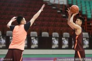 辽篮总决赛前最后一练： relaxed郭少与专注哈德森成风景线