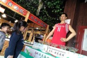 山东邹平饭店惊现“巨人”迎宾，姚明蜡像身穿火箭队服引围观