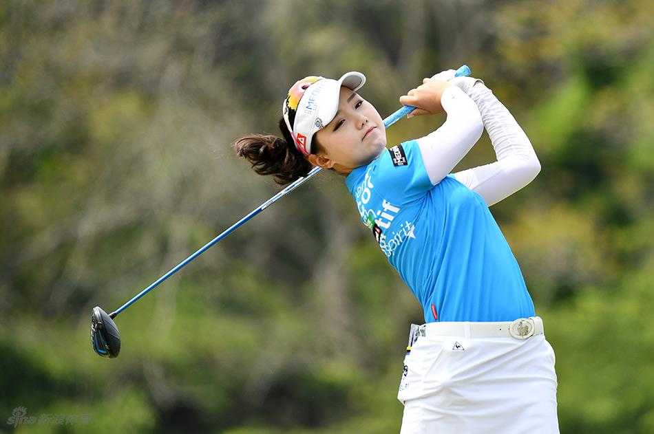 石昱婷全神贯注准备开球，身姿挺拔，眼神聚焦于远方的目标。