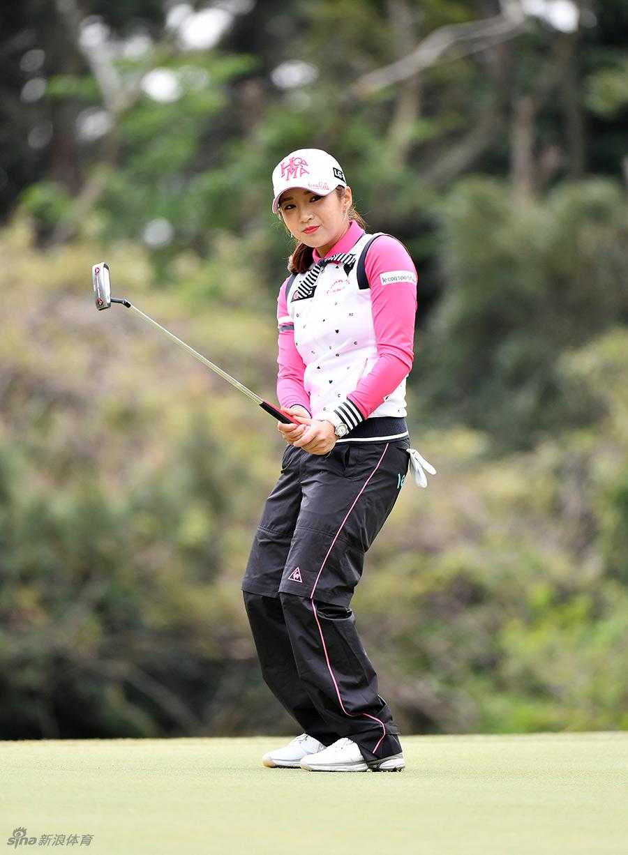 李宝美错失小鸟推后露出遗憾神色，但很快调整情绪，目光坚毅地转向下一洞。