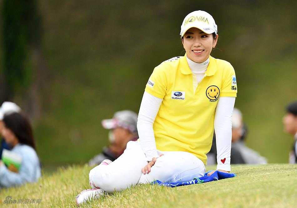 冠军推杆入洞瞬间，选手紧握拳头激动庆祝，背后是绿茵蓝天和欢呼的观众。