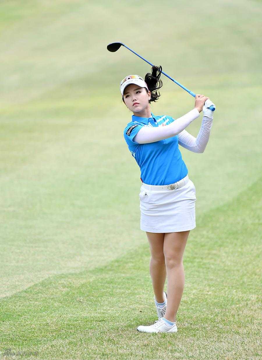 笠律子在比赛间隙坐地休息，利用宝贵时间放松身心，为后续赛程储备精力。