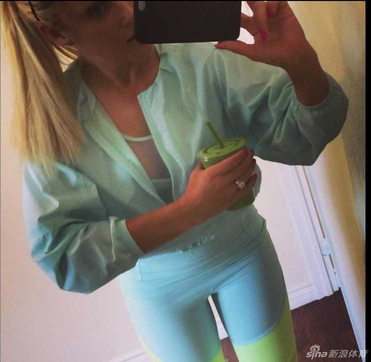 杰西卡-科达与宝拉-克里默在练习果岭边开心交谈，科达手中拿着为克里默准备的小生日蛋糕