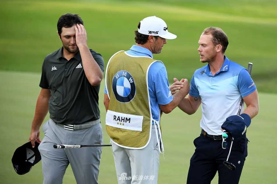 菲舍尔注视小白球飞向果岭的瞬间，目光专注，手臂肌肉线条紧绷，充满力量感。