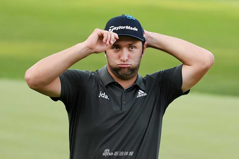 罗斯·菲舍尔在温特沃斯第18洞果岭旁，凝神准备那记载入史册的218码四号铁进攻。