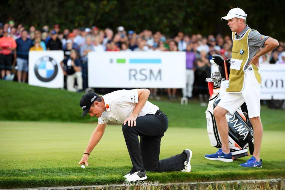 温特沃斯西球场第18洞全景，球道绿意盎然，果岭被观众层层环绕，气氛热烈。