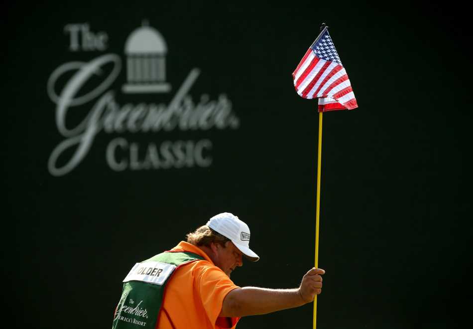 仪式尾声，旗杆已被妥善安置，卫兵守护在一旁，整个场景静谧而庄严，独立日的意义在体育的语境中得到升华。