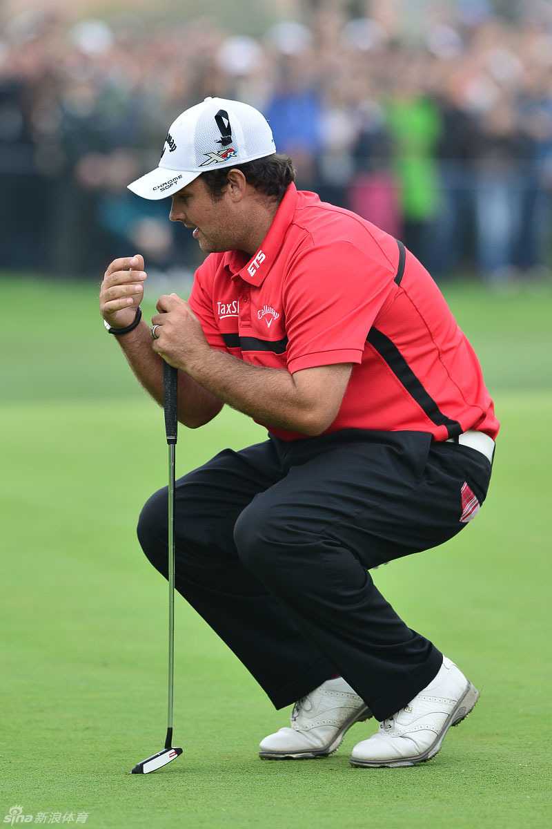 瑞德在果岭上陷入沉思，为刚刚偏离目标的推杆扼腕叹息，手套紧握。