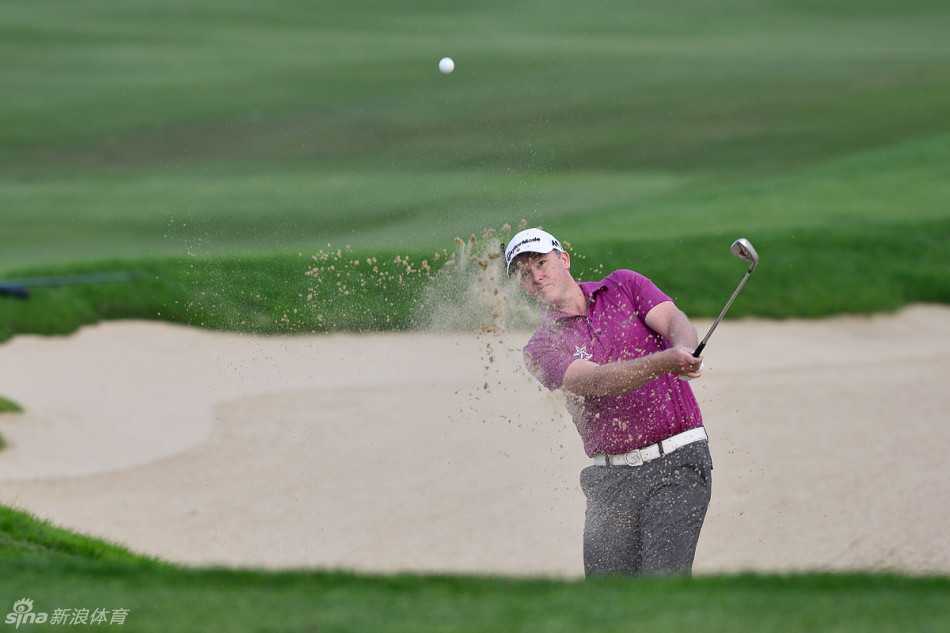 毕雅格德的击球不幸落入沙坑，沙粒飞溅间，挑战接踵而至。