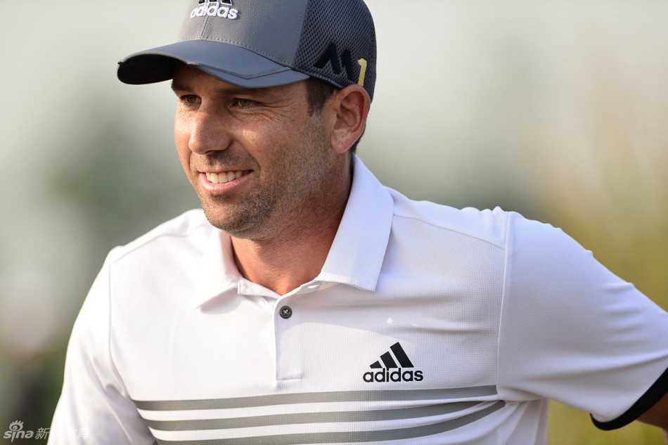 一记大力开球，球员全力挥杆，小球如子弹般撕裂空气，飞向远方。