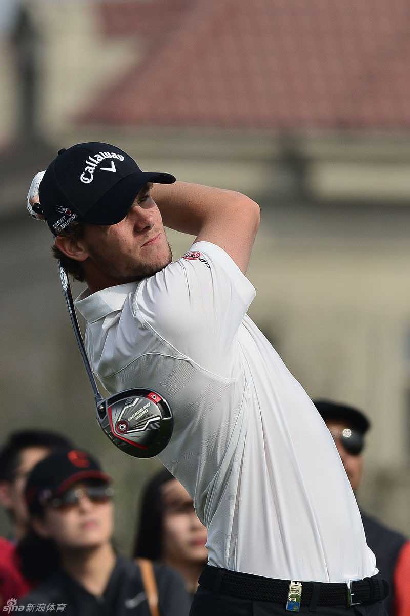 保尔特以标志性的帅气姿态完成击球，动作优雅而充满自信，风采迷人。