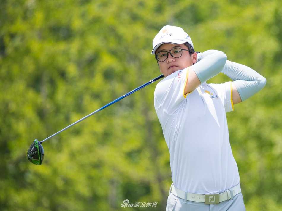 冠军李里罡在第十八洞果岭推入致胜一推后，紧握拳头轻声庆祝，身后是广阔的湖景与赞许的观众