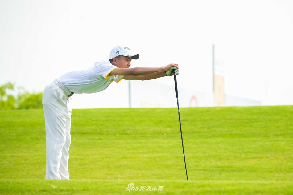 女子C组延长赛紧张瞬间，小球员翟晞淼正屏息凝神，准备推击决定冠军归属的关键一杆