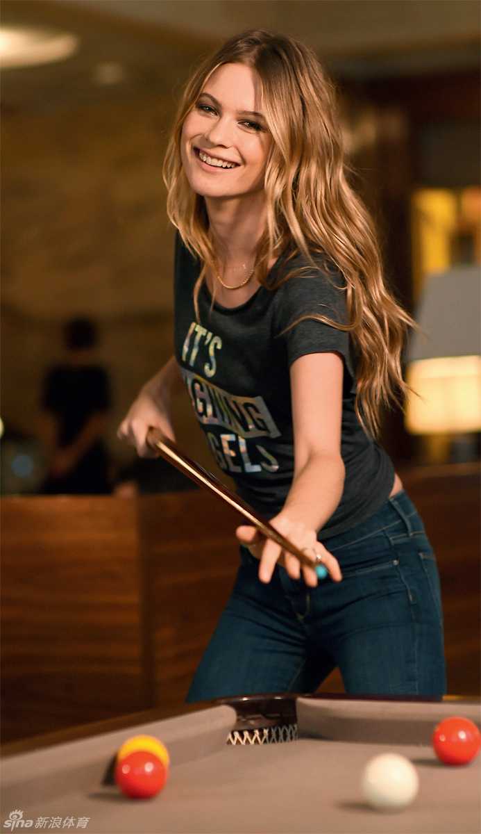 力量与柔美：一位女球手在练习场全神贯注地完成上杆动作，肌肉线条流畅有力，阳光勾勒出其专注的侧影，尽显运动之美。