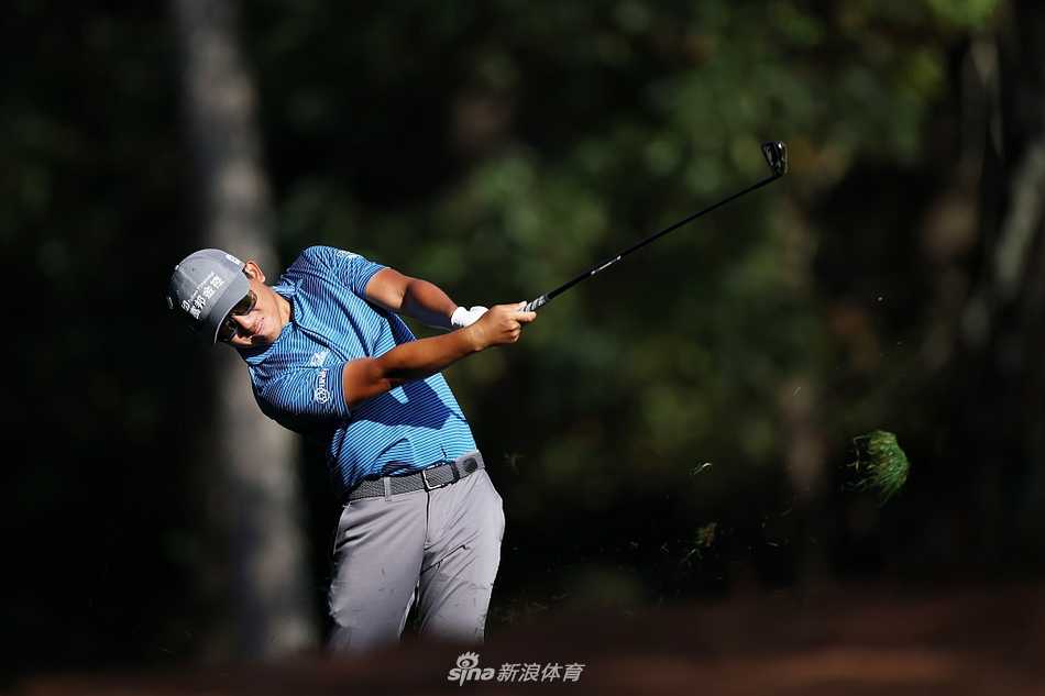 潘政琮在金色阳光下完成潇洒收杆，身姿挺拔如松