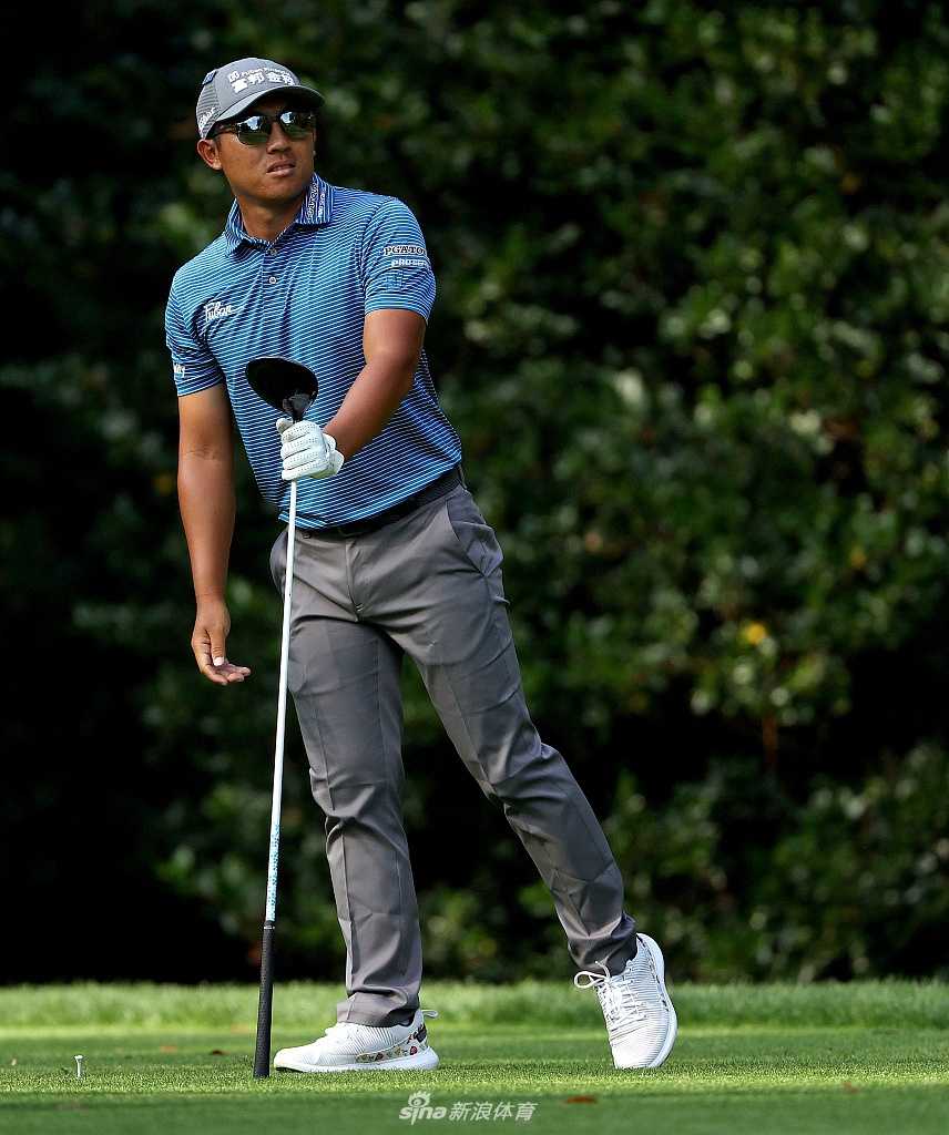 潘政琮与球童并肩行走于球道，探讨下一杆攻略
