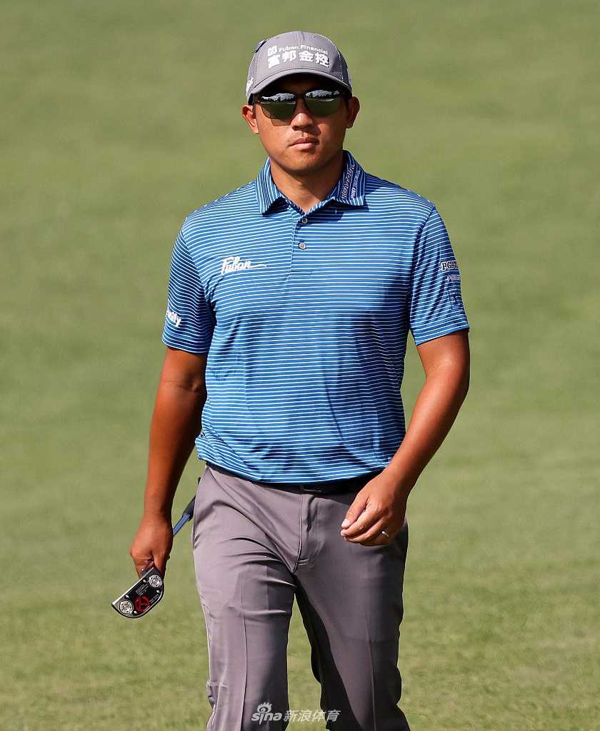 潘政琮侧身专注推击准备，帽檐下眼神锐利锁定洞口