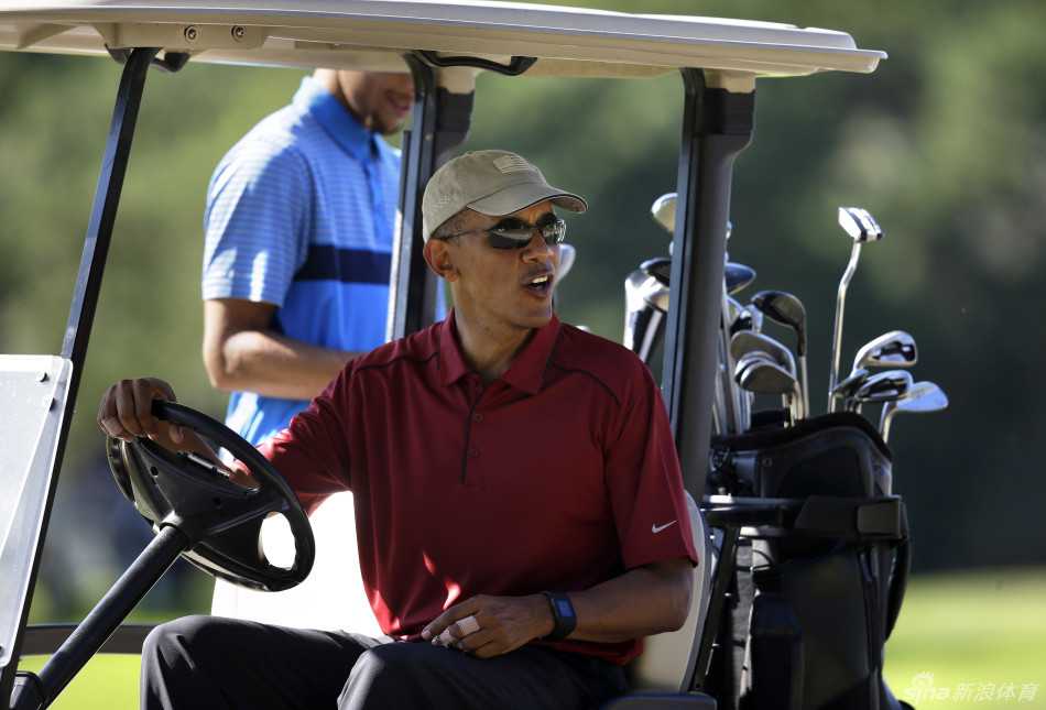 总统化身司机！奥巴马微笑着亲自为库里驾驶高尔夫球车，画面亲切又充满趣味。