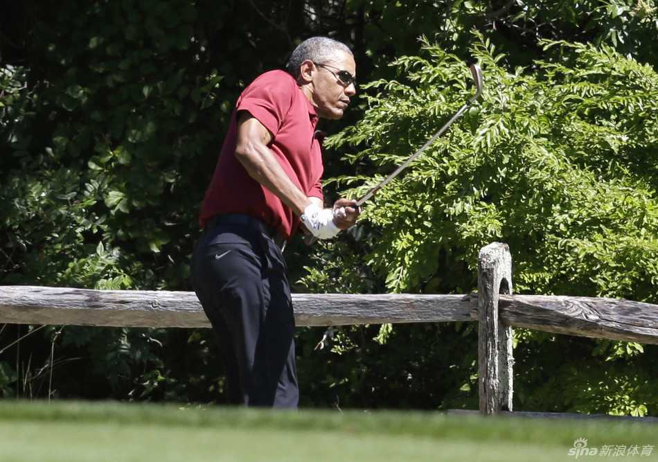 奥巴马挥杆击球瞬间，身体全力扭转，目光紧随白色小球飞出的轨迹，充满力量感。