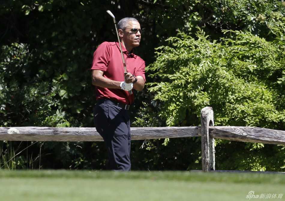 奥巴马与篮球神射手雷·阿伦在球场边深入交流，两位不同领域的顶尖人物因高尔夫而相聚。