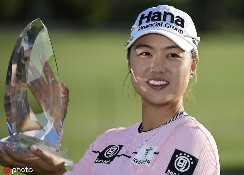 李旻智在决赛轮中全神贯注地观察果岭推杆线路，表情沉着冷静。