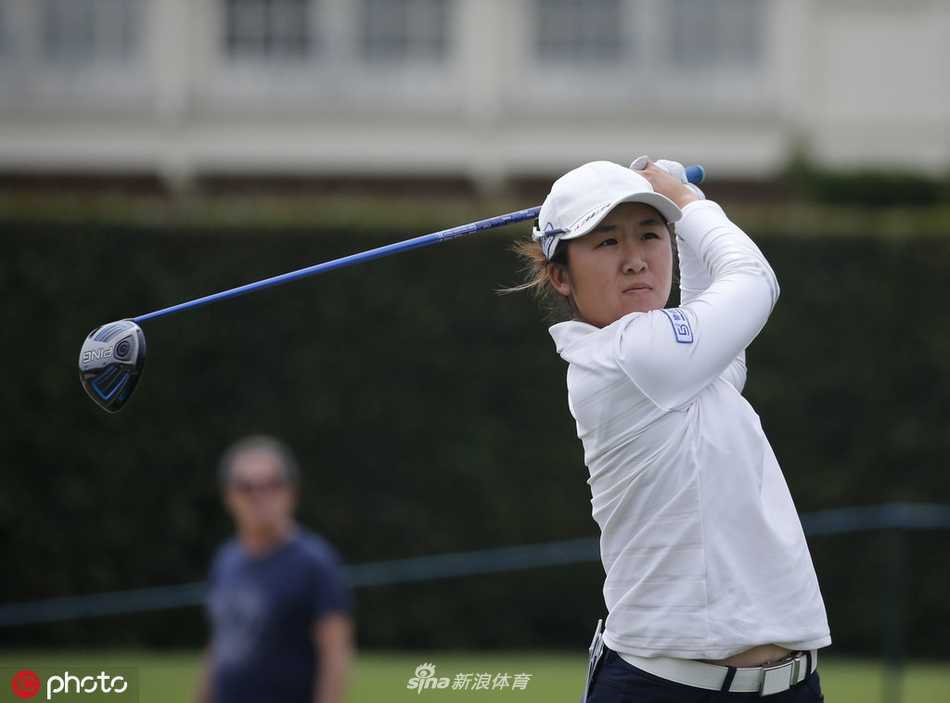 李旻智在夺冠后向现场支持她的观众挥手致意，分享胜利的喜悦。