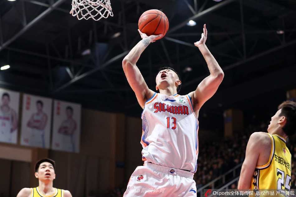 胡金秋在四川队内线高高跃起，如擎天柱一般单手劈扣，防守球员只能无奈仰望。