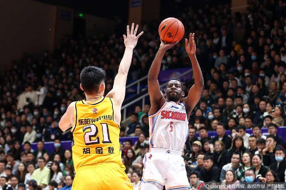 赵岩昊出手三分后仍保持着出手的姿势，眼神紧紧跟随空中旋转的篮球，这一刻仿佛时间静止。