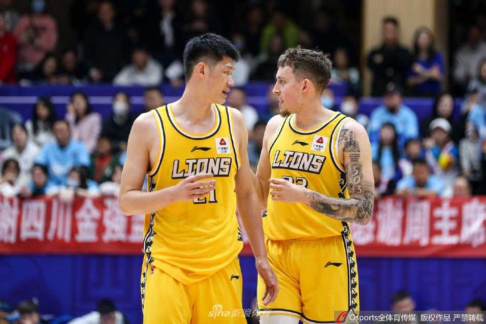 许钟豪用强壮的身体卡住位置，奋力保护下后场篮板，这是他作为内线屏障最真实的写照。