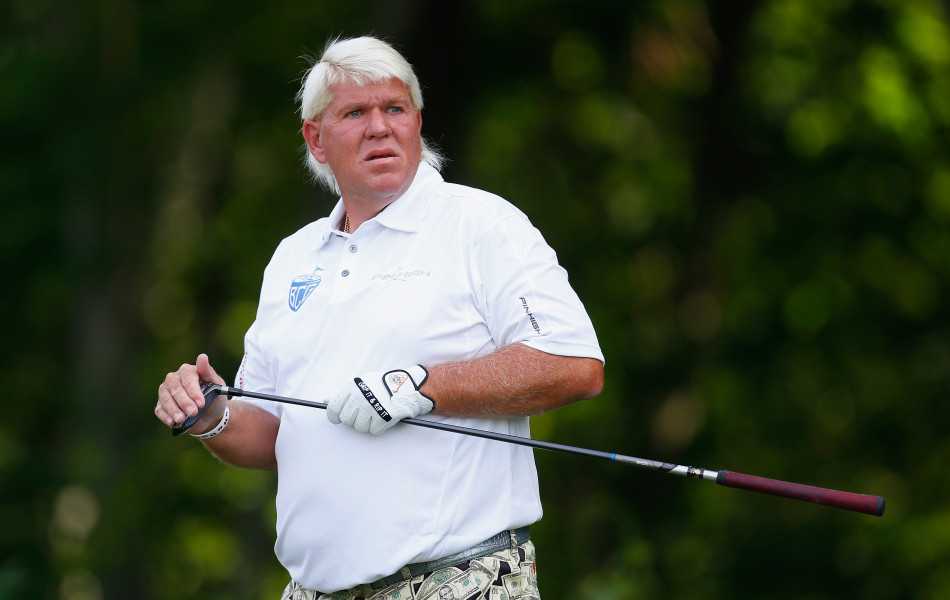 赛事间隙，球员与热情的小球迷开心合影，灿烂的笑容超越了比赛的胜负。