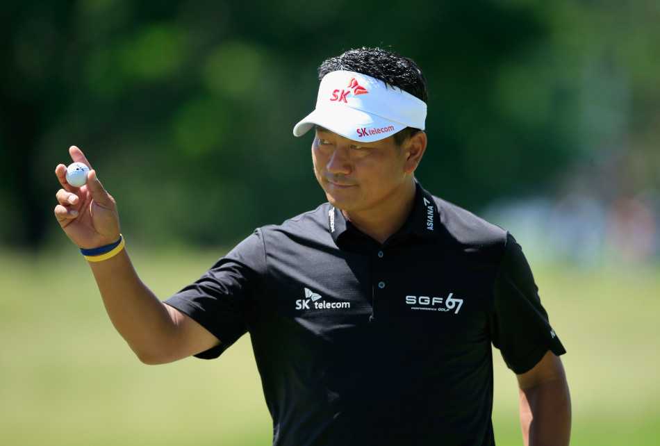 崔京周面向观众席微微欠身，挥手致意，谦和的笑容中带着完成关键一击后的如释重负。