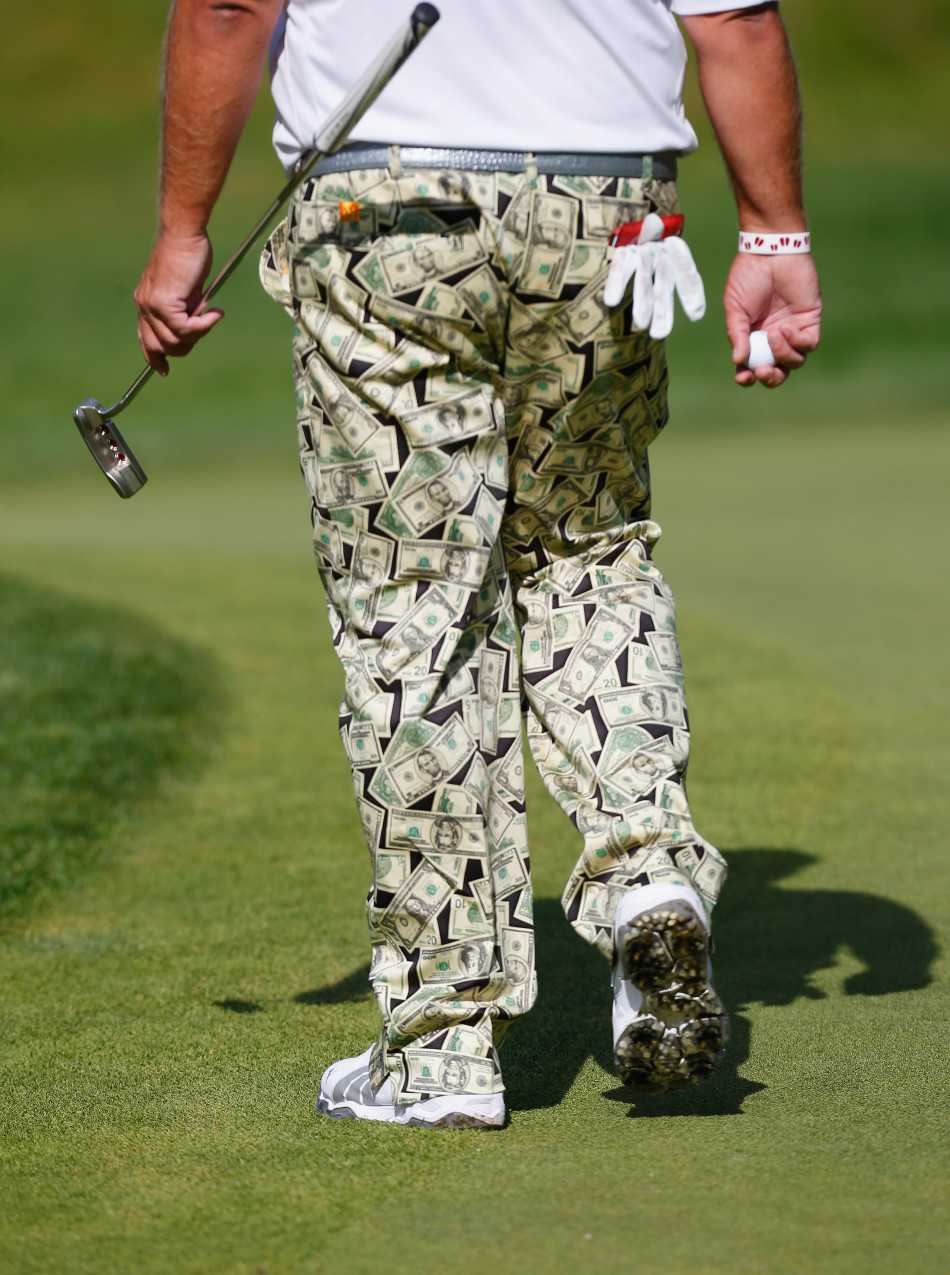 达利身着色彩斑斓的印花长裤走在球道上，宛如移动的调色盘，成为绿茵场上一道独特的风景。