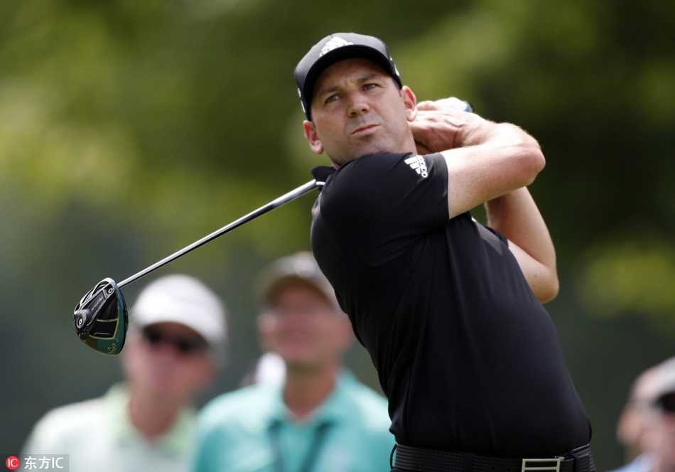 布鲁克斯·科普卡目光坚定推击关键一杆，果岭背景观众云集