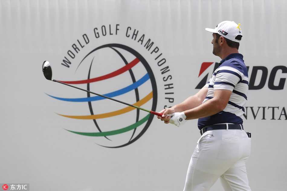 塞尔吉奥·加西亚在沙坑中救球，沙粒飞扬展现高超短杆技术