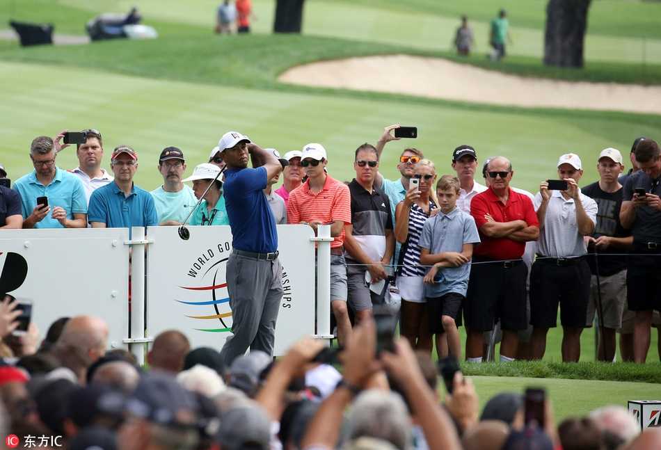 琼·拉姆激情挥拳庆祝，阳光洒在年轻而充满斗志的脸庞上