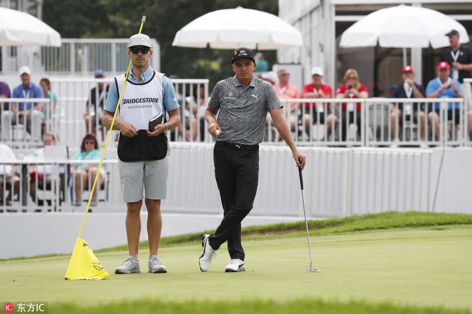 简森·戴伊在黄昏球道上悠然行走，与球童讨论下一杆策略