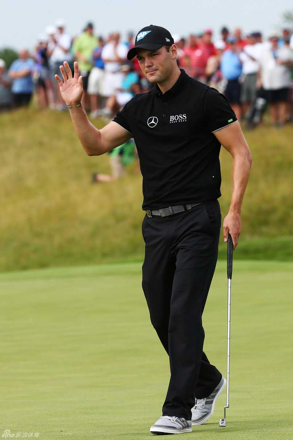 马丁·凯梅尔在呼啸峡球场上，迎着海风专注地望向果岭，神情冷静如磐石