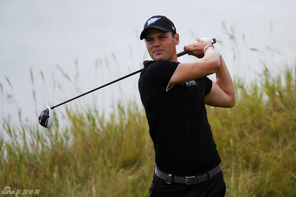 伍兹在练习果岭上反复推杆，眉头微蹙，正与教练一同寻找丢失的推杆感觉