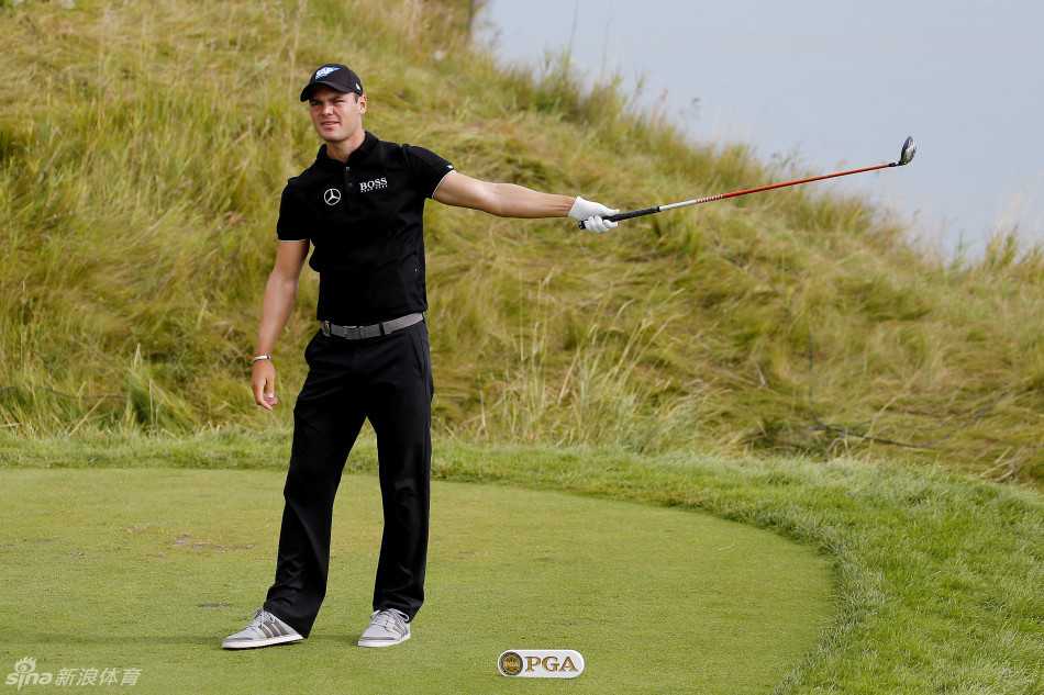 凯梅尔在成功推入一记小鸟球后，露出淡淡的微笑，向观众致意