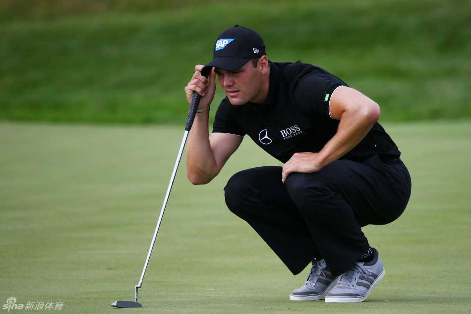 伍兹与同组球员及球童一同在球道上行走，他昂首阔步，依然散发着王者的气场