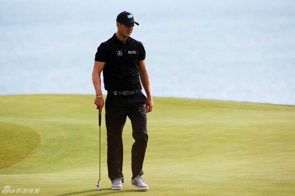 比赛结束后，球员与球童背着球包在夕阳的余晖中离场，长长的影子投在草地上，画面宁静而富有深意