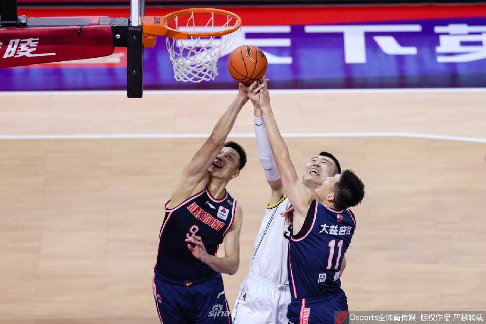辽宁外援莫兰德在易建联面前高高跃起，如巨塔般单手将球砸进篮筐，这一刻不仅是得分，更是内线统治力的宣告。