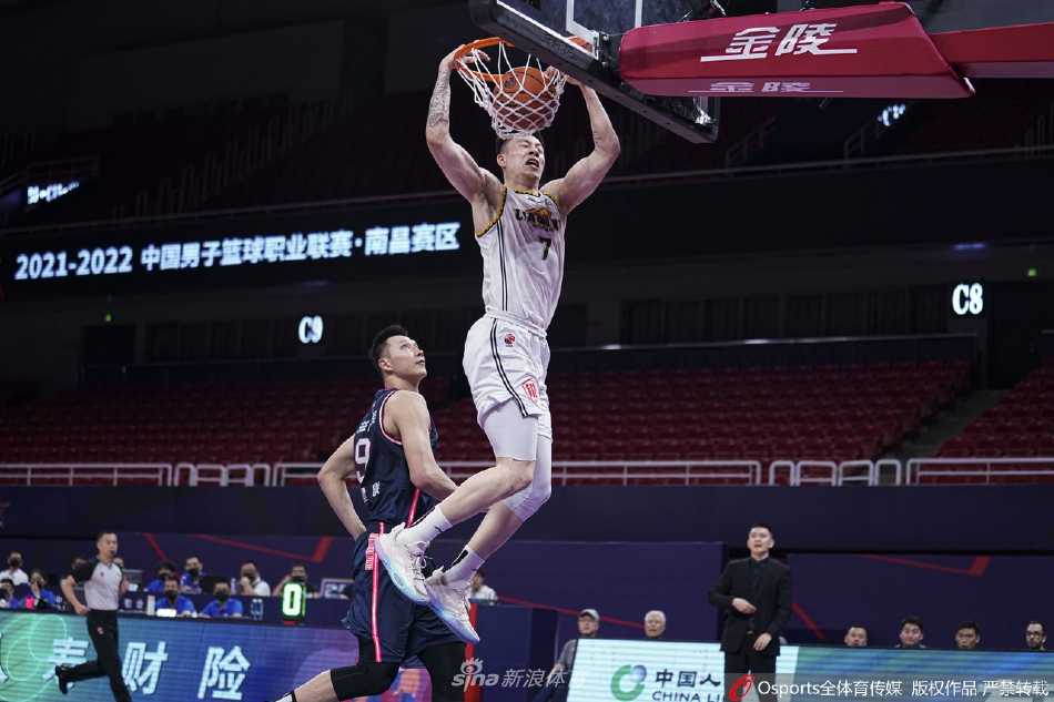 辽宁本钢队当家后卫郭艾伦在广东队多人包夹下，如穿花蝴蝶般强行突破，眼神中透露出对胜利的无限渴望。